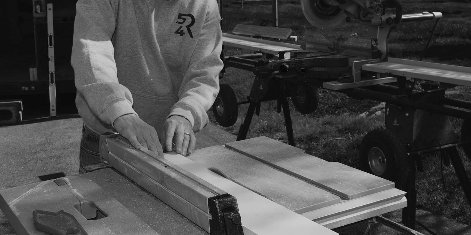 carpenter using table saw